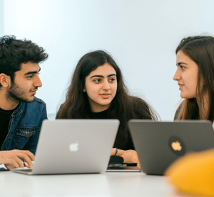 Siap Jadi Pemimpin Bisnis di Era Digital? Lanjutkan Studi S2 Bisnis Digital di Universitas Dinamika!