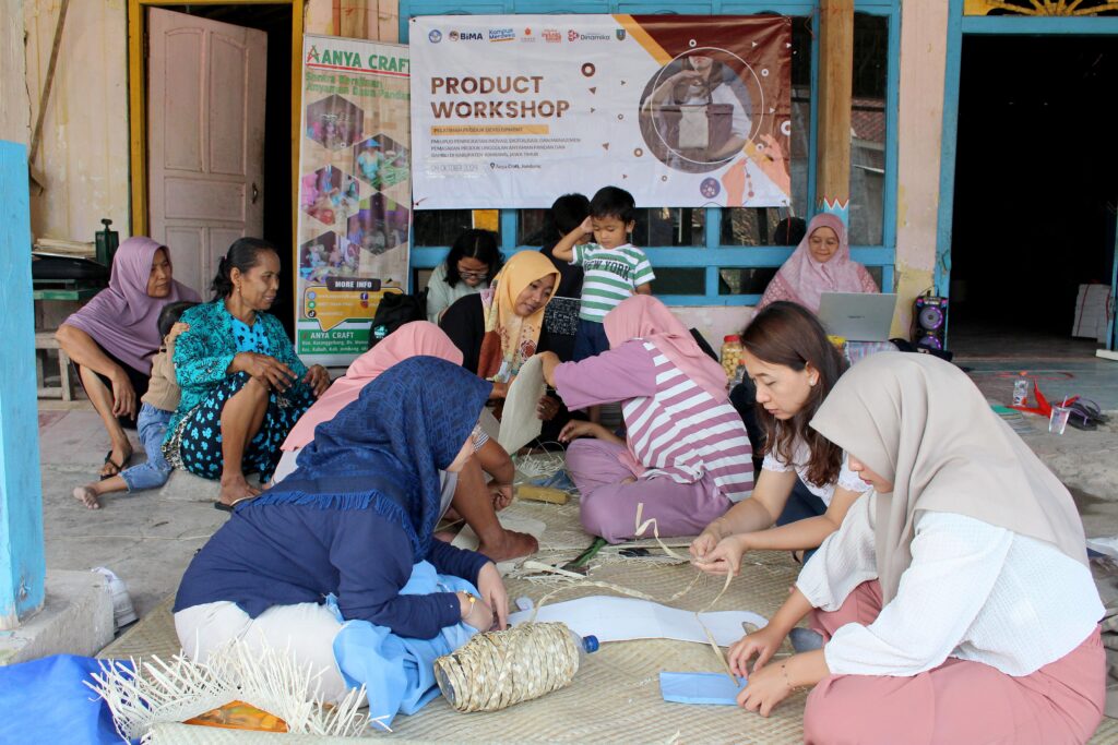 Dari Aktifitas Pengabdian Kepada Masyarakat menjadi Inovasi: Kolaborasi Universitas Dinamika dan Universitas Surabaya Hasilkan Desain Industri dan Paten Sederhana
