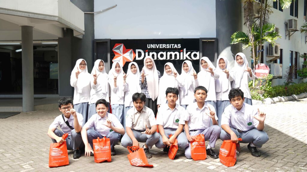 Siswa SMA Khadijah Belajar AI Secara Kreatif, dari Berpikir Komputasional hingga Menciptakan Jingle dengan Kecerdasan Buatan