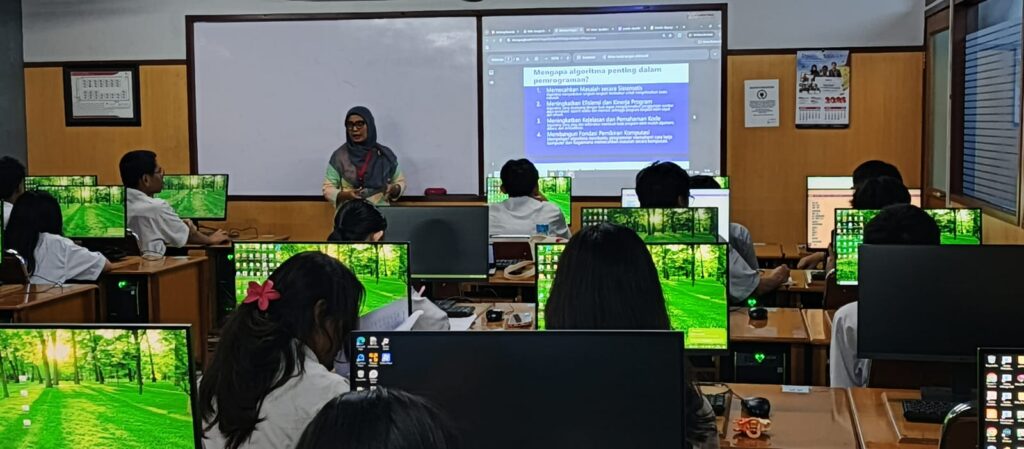 Menyiapkan Generasi Computational Thinking: Workshop Coding Scratch Universitas Dinamika Bersama Siswa SMA