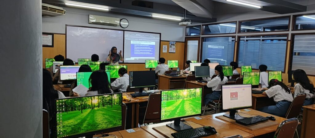 Menyiapkan Generasi Computational Thinking: Workshop Coding Scratch Universitas Dinamika Bersama Siswa SMA