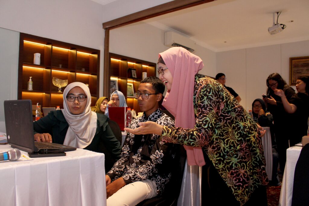 Dari Aktifitas Pengabdian Kepada Masyarakat menjadi Inovasi: Kolaborasi Universitas Dinamika dan Universitas Surabaya Hasilkan Desain Industri dan Paten Sederhana