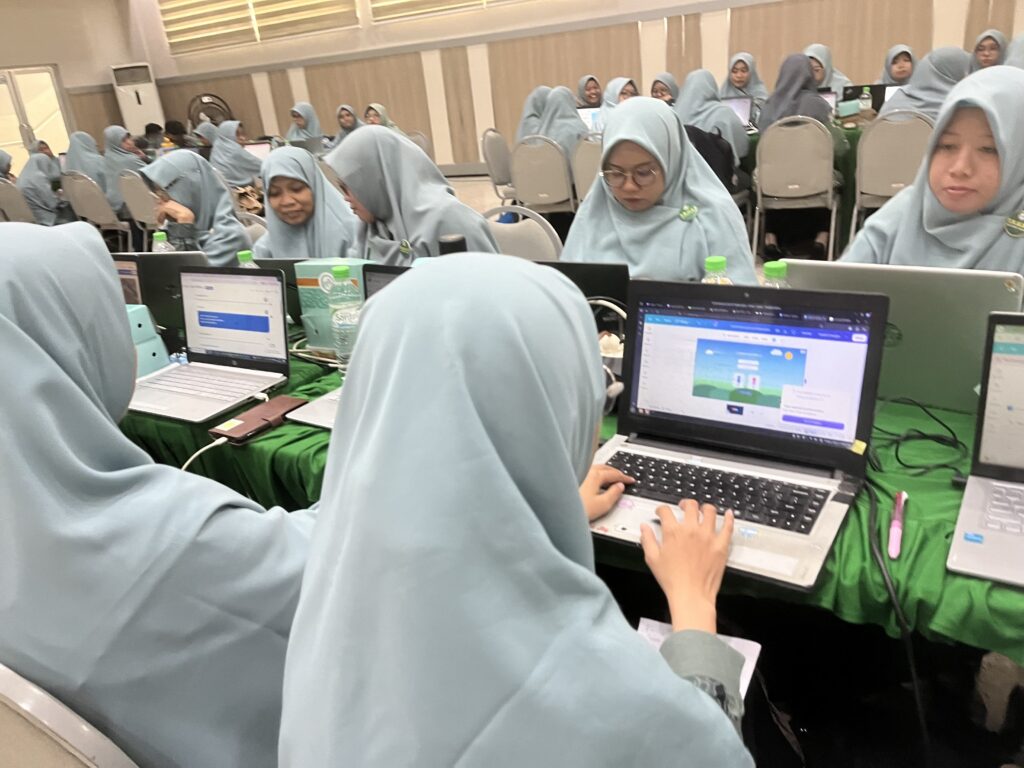 Roadshow 3S: Dari Surabaya, Sidoarjo hingga Sumenep, Prodi S1 Pendidikan Teknologi Informasi, Universitas Dinamika turut menyalakan semangat guru untuk berinovasi dengan pendekatan Design Thinking dan AI melalui serangkaian workshop yang dilaksanakan di Perguruan Islam Raudlatul Jannah Sidoarjo, Lembaga Pendidikan Islam At-Taqwa Surabaya, dan SMA Negeri 1 Sumenep. Kegiatan ini menjadi bagian dari komitmen Prodi Pendidikan Teknologi Informasi (PTI) Universitas Dinamika dalam mendukung transformasi pendidikan melalui penguatan kompetensi guru dalam merancang media pembelajaran digital yang kreatif, bermakna, dan relevan dengan perkembangan teknologi.