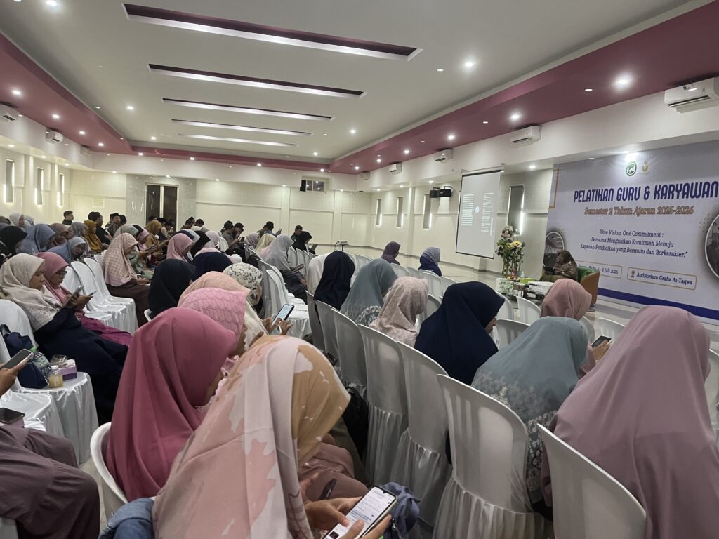 Roadshow 3S: Dari Surabaya, Sidoarjo hingga Sumenep, Prodi S1 Pendidikan Teknologi Informasi, Universitas Dinamika turut menyalakan semangat guru untuk berinovasi dengan pendekatan Design Thinking dan AI melalui serangkaian workshop yang dilaksanakan di Perguruan Islam Raudlatul Jannah Sidoarjo, Lembaga Pendidikan Islam At-Taqwa Surabaya, dan SMA Negeri 1 Sumenep. Kegiatan ini menjadi bagian dari komitmen Prodi Pendidikan Teknologi Informasi (PTI) Universitas Dinamika dalam mendukung transformasi pendidikan melalui penguatan kompetensi guru dalam merancang media pembelajaran digital yang kreatif, bermakna, dan relevan dengan perkembangan teknologi.