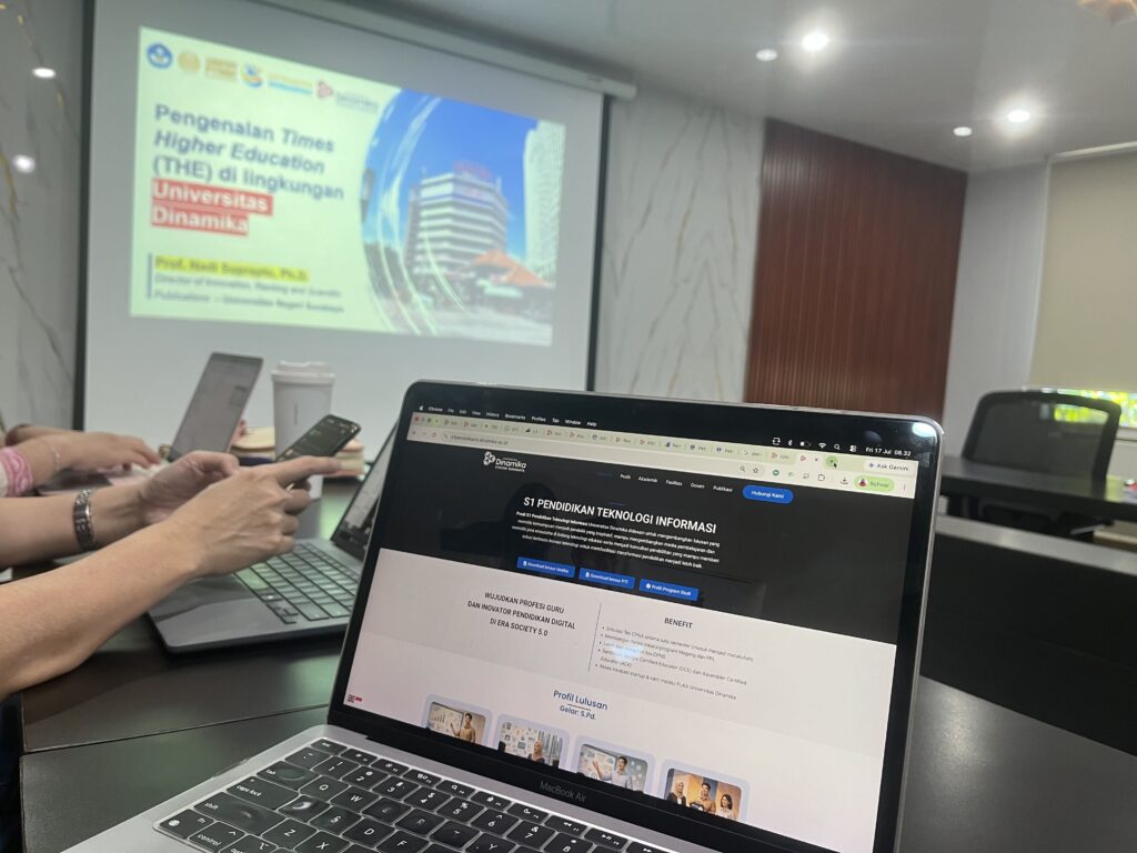 Universitas Dinamika terus memperkuat komitmennya dalam memperkuat langkah menuju pemeringkatan dunia melalui Times Higher Education, dengan tetap menjaga dan meningkatkan kualitas pendidikan tinggi sekaligus memperluas pengakuan di tingkat internasional. 