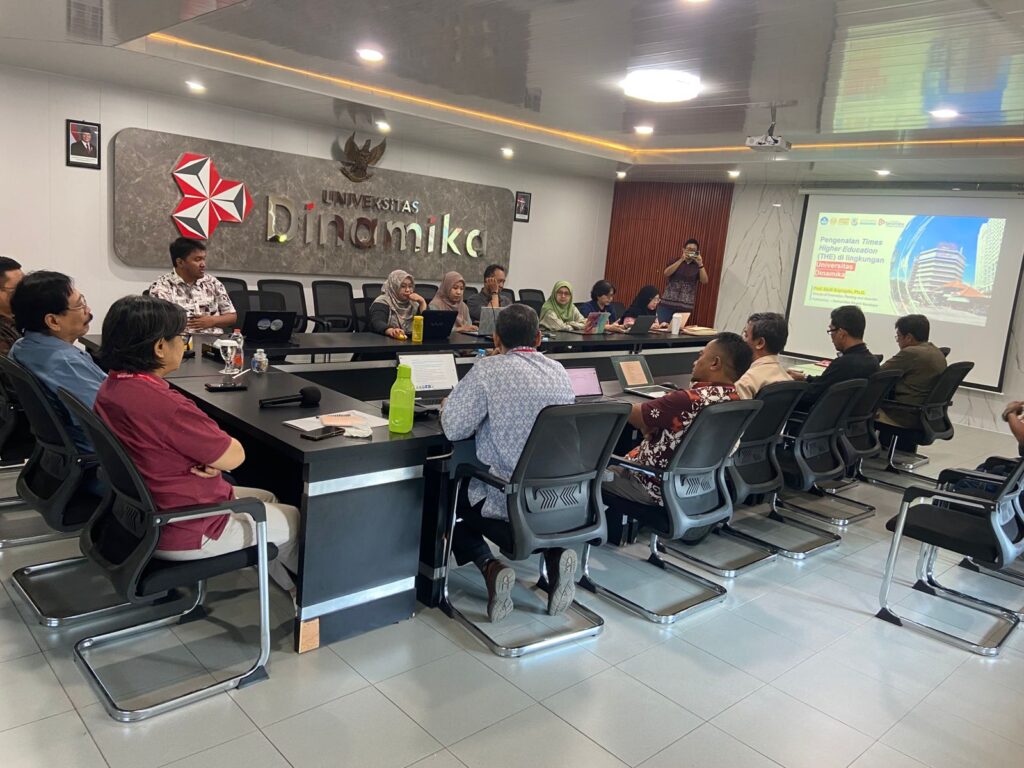Universitas Dinamika terus memperkuat komitmennya dalam memperkuat langkah menuju pemeringkatan dunia melalui Times Higher Education, dengan tetap menjaga dan meningkatkan kualitas pendidikan tinggi sekaligus memperluas pengakuan di tingkat internasional. 