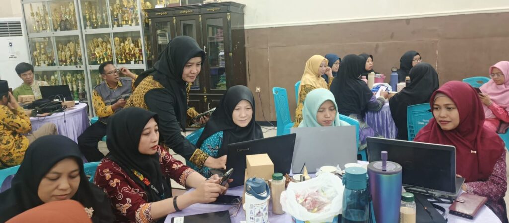 Roadshow 3S: Dari Surabaya, Sidoarjo hingga Sumenep, Prodi S1 Pendidikan Teknologi Informasi, Universitas Dinamika turut menyalakan semangat guru untuk berinovasi dengan pendekatan Design Thinking dan AI melalui serangkaian workshop yang dilaksanakan di Perguruan Islam Raudlatul Jannah Sidoarjo, Lembaga Pendidikan Islam At-Taqwa Surabaya, dan SMA Negeri 1 Sumenep. Kegiatan ini menjadi bagian dari komitmen Prodi Pendidikan Teknologi Informasi (PTI) Universitas Dinamika dalam mendukung transformasi pendidikan melalui penguatan kompetensi guru dalam merancang media pembelajaran digital yang kreatif, bermakna, dan relevan dengan perkembangan teknologi.