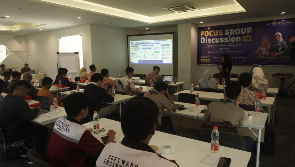 embelajaran coding tidak cukup hanya mengajarkan siswa bagaimana menulis kode. Lebih dari itu, siswa perlu belajar bagaimana memahami masalah, menyusun langkah penyelesaian, berpikir logis, dan menemukan solusi secara sistematis. Gagasan inilah yang menjadi perhatian tim peneliti dosen Program Studi S1 Pendidikan Teknologi Informasi (PTI) Universitas Dinamika melalui Focus Group Discussion (FGD) Cocothink: Designing the Future of Coding Learning, yang digelar Kamis, 13 Agustus 2026, di Cleo Hotel Jemursari Surabaya.
Kegiatan ini menjadi bagian dari penelitian “Cocothink: Pemodelan Framework Laravel menggunakan Greenfoot untuk Pembelajaran Koding dan Berpikir Komputasional Berbasis Gamifikasi”. Penelitian ini terlaksana dengan pendanaan dari Direktorat Penelitian dan Pengabdian kepada Masyarakat (DPPM), Kementerian Pendidikan Tinggi, Sains, dan Teknologi Republik Indonesia, dan bertujuan menghasilkan pemodelan platform Cocothink untuk pembelajaran coding berbasis gamifikasi yang aplikatif bagi siswa dan remaja, baik di lingkungan sekolah maupun komunitas belajar coding. Penelitian menggunakan pendekatan Design Thinking dan dilaksanakan pada Mei–Desember 2026. Penelitian ini dipimpin oleh Tri Sagirani, S.Kom., M.MT., bersama tim peneliti Prof. Dr. Bambang Hariadi, M.Pd., Panca Rahardiyanto, S.Kom., M.MT., Muhammad Risa Fahmi, S.Kom., M.Pd., Wawan Wahyudi Efendi, M.Pd., Dionisius Nanda Priyadi, dan Atika Ilma Yani.