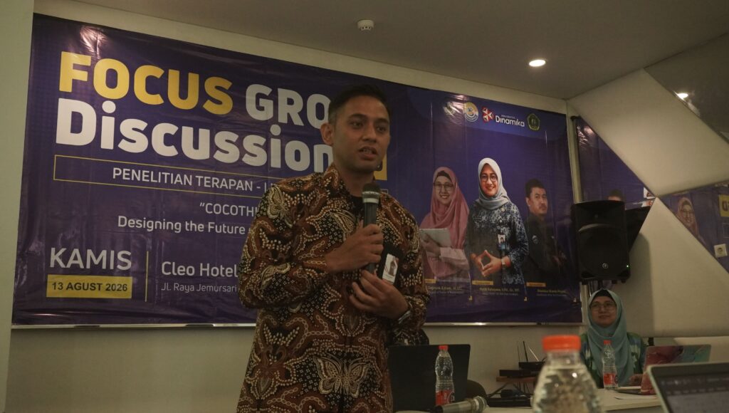 embelajaran coding tidak cukup hanya mengajarkan siswa bagaimana menulis kode. Lebih dari itu, siswa perlu belajar bagaimana memahami masalah, menyusun langkah penyelesaian, berpikir logis, dan menemukan solusi secara sistematis. Gagasan inilah yang menjadi perhatian tim peneliti dosen Program Studi S1 Pendidikan Teknologi Informasi (PTI) Universitas Dinamika melalui Focus Group Discussion (FGD) Cocothink: Designing the Future of Coding Learning, yang digelar Kamis, 13 Agustus 2026, di Cleo Hotel Jemursari Surabaya.
Kegiatan ini menjadi bagian dari penelitian “Cocothink: Pemodelan Framework Laravel menggunakan Greenfoot untuk Pembelajaran Koding dan Berpikir Komputasional Berbasis Gamifikasi”. Penelitian ini terlaksana dengan pendanaan dari Direktorat Penelitian dan Pengabdian kepada Masyarakat (DPPM), Kementerian Pendidikan Tinggi, Sains, dan Teknologi Republik Indonesia, dan bertujuan menghasilkan pemodelan platform Cocothink untuk pembelajaran coding berbasis gamifikasi yang aplikatif bagi siswa dan remaja, baik di lingkungan sekolah maupun komunitas belajar coding. Penelitian menggunakan pendekatan Design Thinking dan dilaksanakan pada Mei–Desember 2026. Penelitian ini dipimpin oleh Tri Sagirani, S.Kom., M.MT., bersama tim peneliti Prof. Dr. Bambang Hariadi, M.Pd., Panca Rahardiyanto, S.Kom., M.MT., Muhammad Risa Fahmi, S.Kom., M.Pd., Wawan Wahyudi Efendi, M.Pd., Dionisius Nanda Priyadi, dan Atika Ilma Yani.