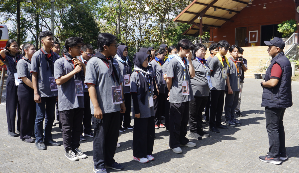 Training of Trainer (ToT) Orientasi Kehidupan Kampus (OKK) 2026 menjadi langkah awal Universitas Dinamika dalam menyiapkan mentor-mentor inspiratif yang akan mendampingi mahasiswa baru. Melalui kegiatan yang berlangsung pada 28–29 Juli 2026 di Sasana Krida Jati Jejer, Trawas, Mojokerto, para calon mentor dibekali kemampuan kepemimpinan, komunikasi, refleksi, dan kerja sama tim sebagai bekal menciptakan pengalaman orientasi yang edukatif, menyenangkan, sekaligus bermakna. Kegiatan ini juga menjadi bagian dari komitmen Universitas Dinamika dalam mendukung Sustainable Development Goals (SDGs), khususnya SDG 4 (Quality Education) melalui penguatan kualitas pendidikan, SDG 16 (Peace, Justice and Strong Institutions) melalui pembentukan karakter dan budaya organisasi, serta SDG 17 (Partnerships for the Goals) melalui kolaborasi antara mahasiswa, dosen, dan pimpinan universitas dalam membangun ekosistem pembelajaran yang positif.