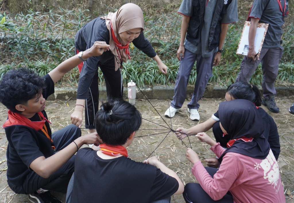 Training of Trainer (ToT) Orientasi Kehidupan Kampus (OKK) 2026 menjadi langkah awal Universitas Dinamika dalam menyiapkan mentor-mentor inspiratif yang akan mendampingi mahasiswa baru. Melalui kegiatan yang berlangsung pada 28–29 Juli 2026 di Sasana Krida Jati Jejer, Trawas, Mojokerto, para calon mentor dibekali kemampuan kepemimpinan, komunikasi, refleksi, dan kerja sama tim sebagai bekal menciptakan pengalaman orientasi yang edukatif, menyenangkan, sekaligus bermakna. Kegiatan ini juga menjadi bagian dari komitmen Universitas Dinamika dalam mendukung Sustainable Development Goals (SDGs), khususnya SDG 4 (Quality Education) melalui penguatan kualitas pendidikan, SDG 16 (Peace, Justice and Strong Institutions) melalui pembentukan karakter dan budaya organisasi, serta SDG 17 (Partnerships for the Goals) melalui kolaborasi antara mahasiswa, dosen, dan pimpinan universitas dalam membangun ekosistem pembelajaran yang positif.