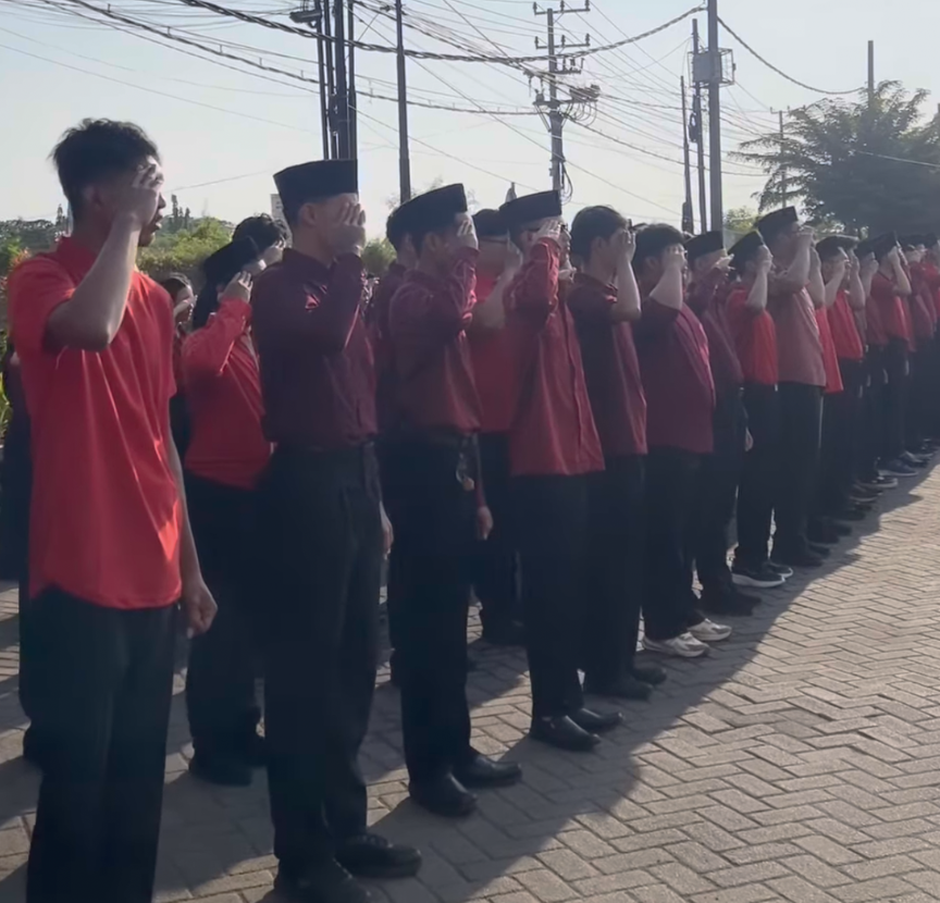 17 Agustus 2026 adalah tonggak sejarah bagi mahasiswa baru Prodi S1 Pendidikan Teknologi Informasi (PTI) Universitas Dinamika, upacara bendera dalam rangka memperingati Hari Kemerdekaan Republik Indonesia ke-81 di halaman kampus menjadi pengalaman yang istimewa. Untuk pertama kalinya, mereka berdiri bersama sivitas akademika Universitas Dinamika, mengenakan identitas sebagai mahasiswa, dan mengikuti penghormatan kepada Merah Putih di lingkungan perguruan tinggi. Namun, peringatan kemerdekaan seharusnya tidak berhenti ketika upacara selesai dan bendera diturunkan sore harinya. Justru setelah satu hari perayaan itulah, pertanyaan yang lebih penting ditanyakan yaitu apa yang akan kita lakukan selama 364 hari berikutnya untuk mengisi kemerdekaan?