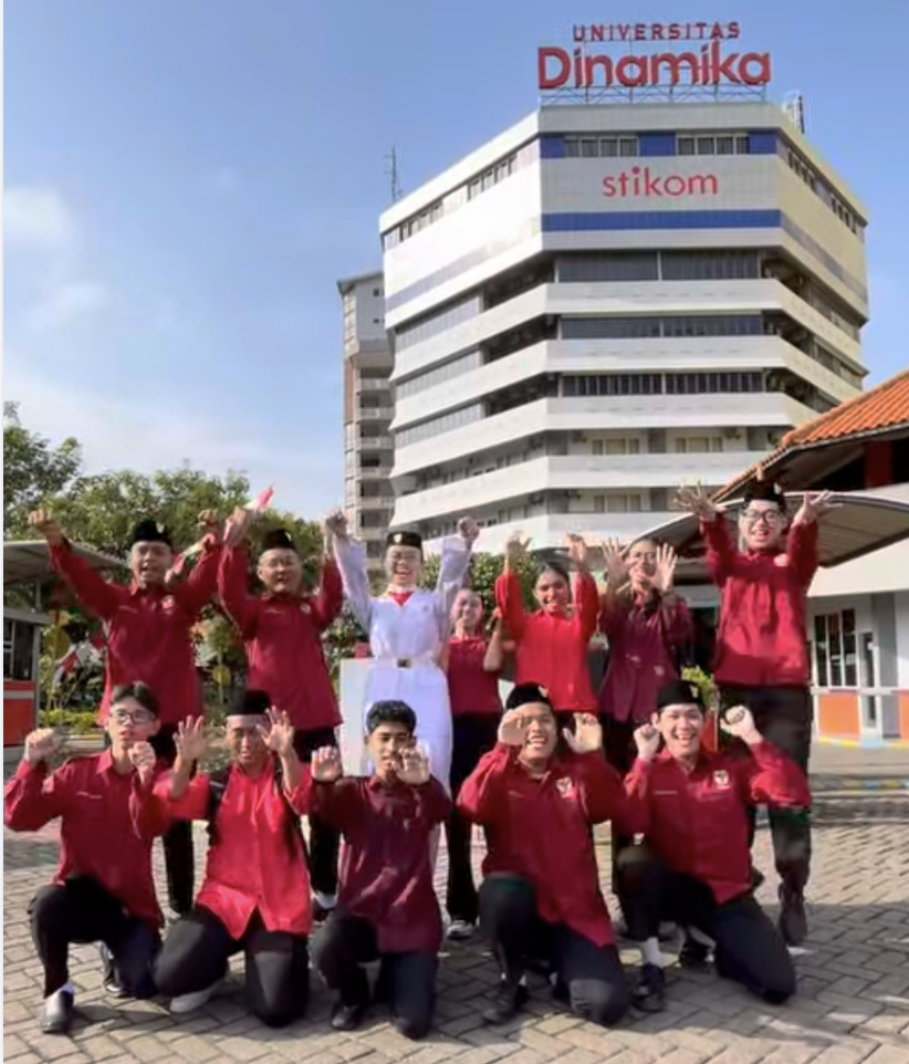 17 Agustus 2026 adalah tonggak sejarah bagi mahasiswa baru Prodi S1 Pendidikan Teknologi Informasi (PTI) Universitas Dinamika, upacara bendera dalam rangka memperingati Hari Kemerdekaan Republik Indonesia ke-81 di halaman kampus menjadi pengalaman yang istimewa. Untuk pertama kalinya, mereka berdiri bersama sivitas akademika Universitas Dinamika, mengenakan identitas sebagai mahasiswa, dan mengikuti penghormatan kepada Merah Putih di lingkungan perguruan tinggi. Namun, peringatan kemerdekaan seharusnya tidak berhenti ketika upacara selesai dan bendera diturunkan sore harinya. Justru setelah satu hari perayaan itulah, pertanyaan yang lebih penting ditanyakan yaitu apa yang akan kita lakukan selama 364 hari berikutnya untuk mengisi kemerdekaan?