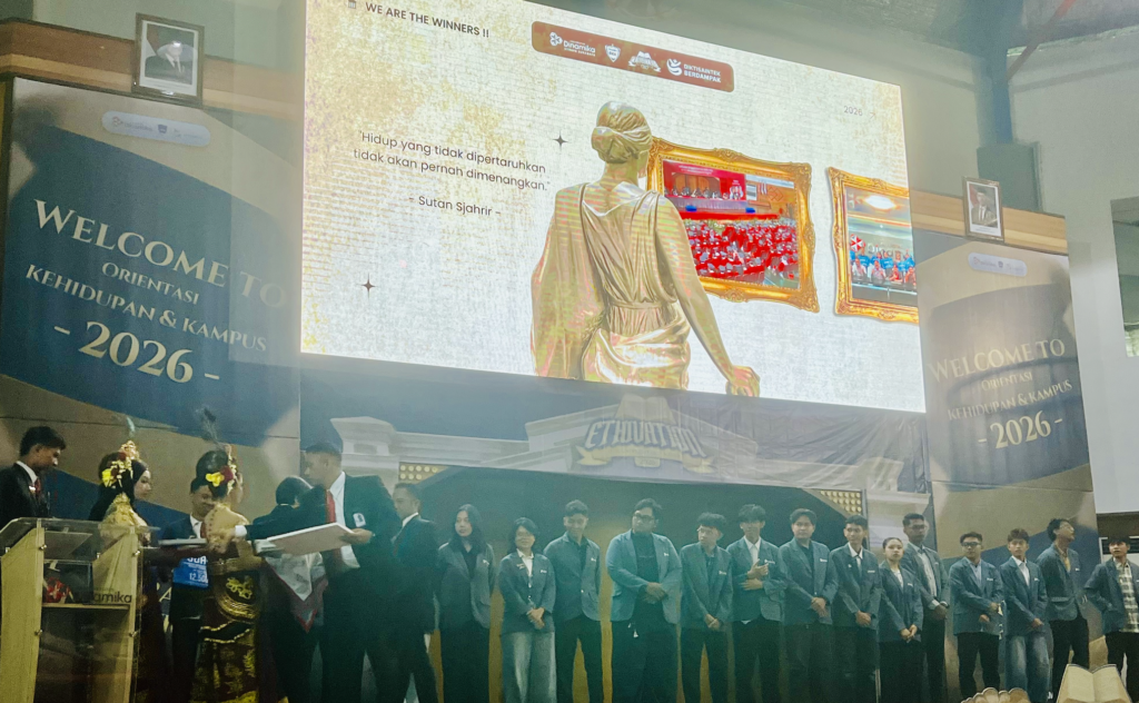 Pembukaan Orientasi Kehidupan dan Kampus (OKK) 2026 menjadi langkah awal bagi 30 mahasiswa baru S1 Pendidikan Teknologi Informasi (PTI) Universitas Dinamika untuk mengenal kehidupan perguruan tinggi, membangun karakter, dan mempersiapkan diri menghadapi dunia pendidikan serta teknologi yang terus berkembang. Bersama 326 mahasiswa baru Universitas Dinamika, mereka memulai rangkaian OKK yang tidak hanya mengenalkan lingkungan dan sistem kampus, tetapi juga menanamkan nilai etika, intelektualitas, kolaborasi, dan inovasi. Semangat tersebut sejalan dengan Sustainable Development Goals (SDGs), khususnya SDG 4: Quality Education, SDG 9: Industry, Innovation and Infrastructure, SDG 16: Peace, Justice and Strong Institutions, serta SDG 17: Partnerships for the Goals.
