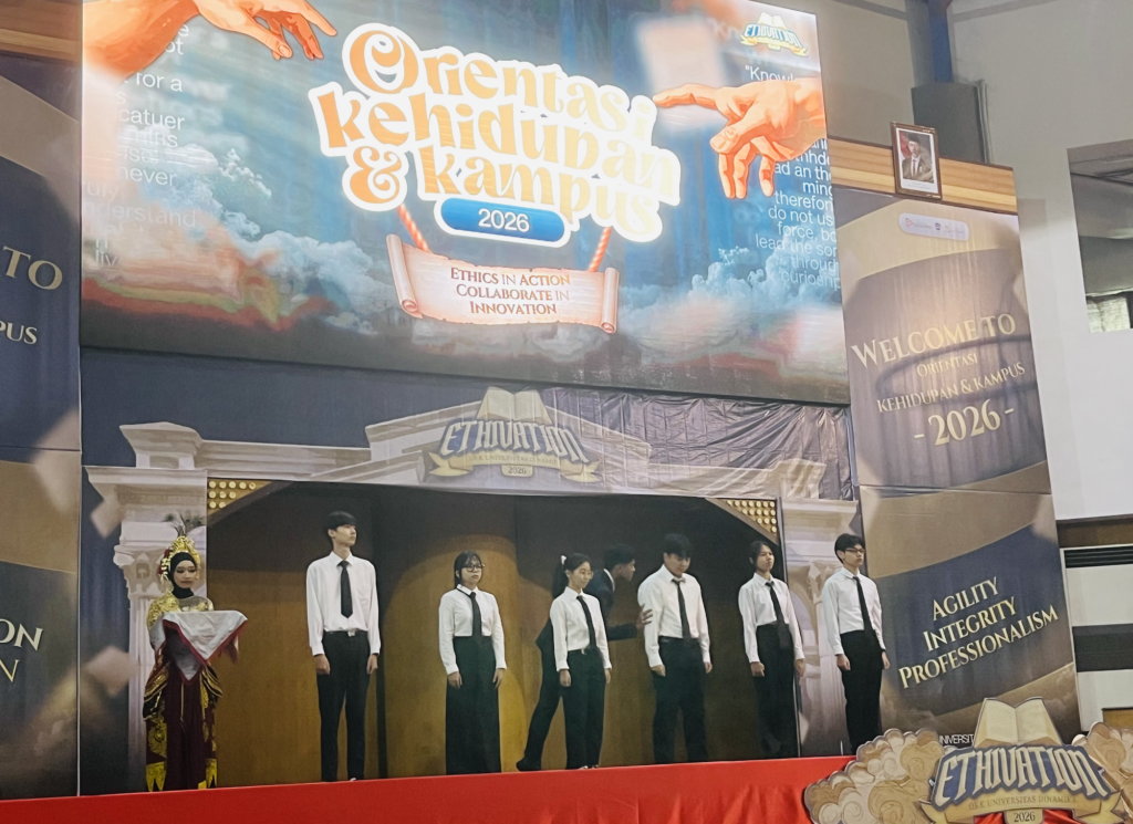 Pembukaan Orientasi Kehidupan dan Kampus (OKK) 2026 menjadi langkah awal bagi 30 mahasiswa baru S1 Pendidikan Teknologi Informasi (PTI) Universitas Dinamika untuk mengenal kehidupan perguruan tinggi, membangun karakter, dan mempersiapkan diri menghadapi dunia pendidikan serta teknologi yang terus berkembang. Bersama 326 mahasiswa baru Universitas Dinamika, mereka memulai rangkaian OKK yang tidak hanya mengenalkan lingkungan dan sistem kampus, tetapi juga menanamkan nilai etika, intelektualitas, kolaborasi, dan inovasi. Semangat tersebut sejalan dengan Sustainable Development Goals (SDGs), khususnya SDG 4: Quality Education, SDG 9: Industry, Innovation and Infrastructure, SDG 16: Peace, Justice and Strong Institutions, serta SDG 17: Partnerships for the Goals.