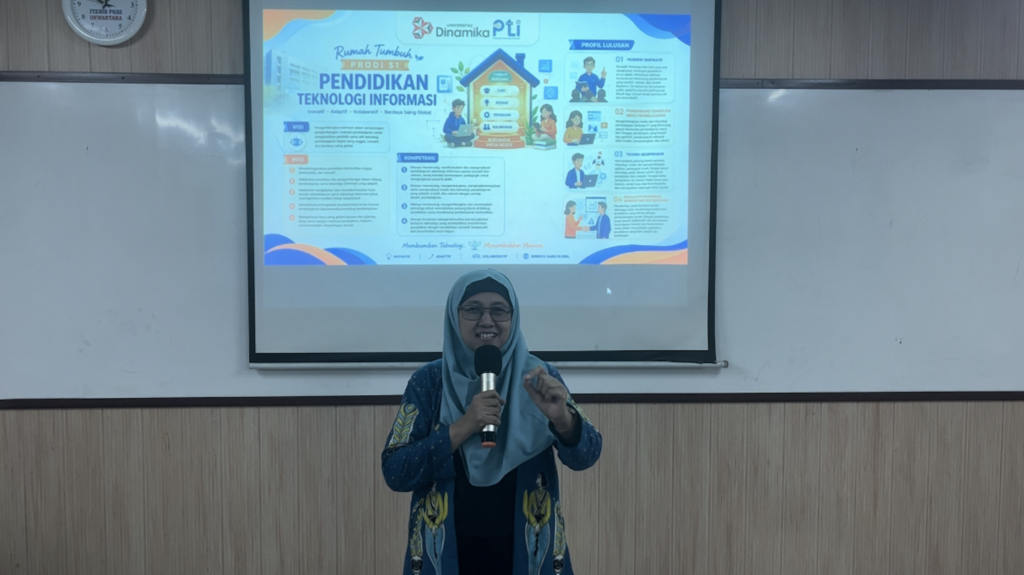 Pertemuan perdana mahasiswa baru S1 Pendidikan Teknologi Informasi (PTI) Universitas Dinamika dengan seluruh dosen menjadi awal yang hangat bagi mahasiswa angkatan pertama untuk mengenal lebih dekat keluarga besar program studi. Tidak hanya berkenalan dengan dosen dan lingkungan akademik, pertemuan ini juga menjadi ruang untuk menyampaikan pesan tentang pentingnya mengenal diri, membangun komunikasi, berani mencoba, serta memanfaatkan masa kuliah untuk bertumbuh menjadi pribadi yang memiliki kemampuan dan karya.