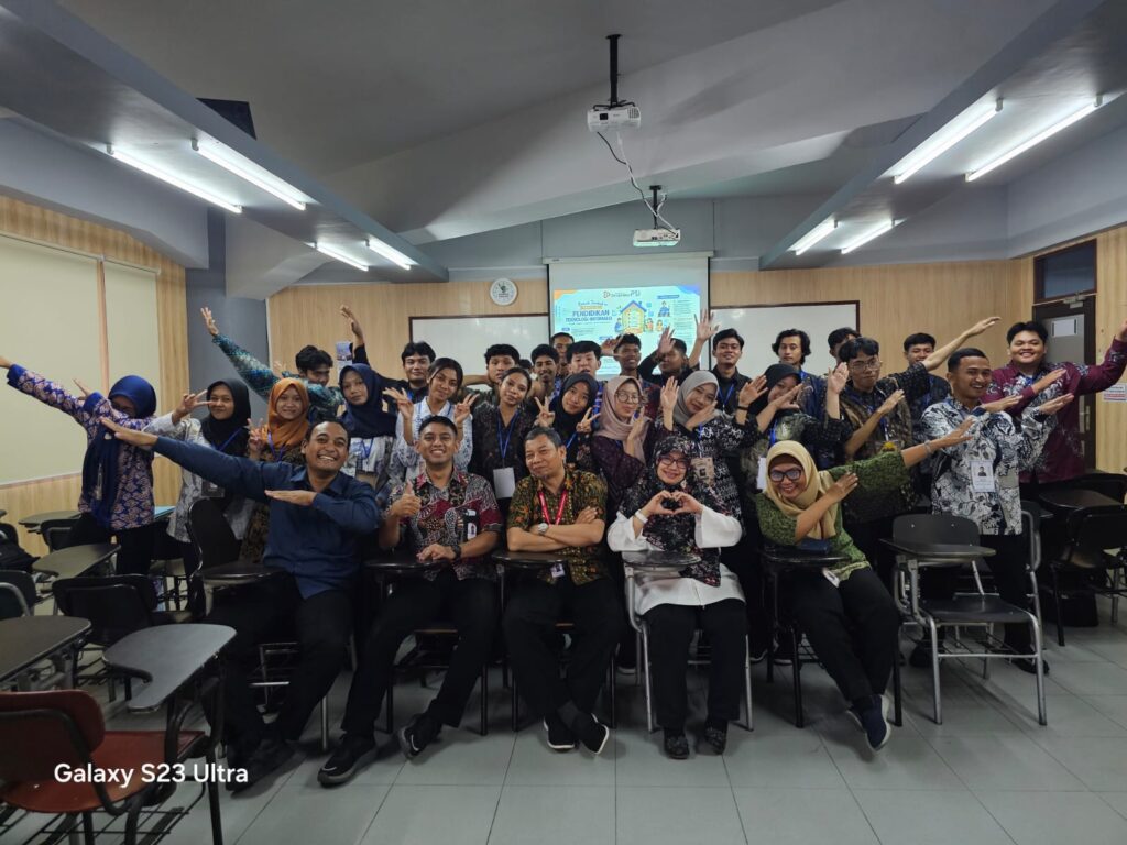 Pertemuan perdana mahasiswa baru S1 Pendidikan Teknologi Informasi (PTI) Universitas Dinamika dengan seluruh dosen menjadi awal yang hangat bagi mahasiswa angkatan pertama untuk mengenal lebih dekat keluarga besar program studi. Tidak hanya berkenalan dengan dosen dan lingkungan akademik, pertemuan ini juga menjadi ruang untuk menyampaikan pesan tentang pentingnya mengenal diri, membangun komunikasi, berani mencoba, serta memanfaatkan masa kuliah untuk bertumbuh menjadi pribadi yang memiliki kemampuan dan karya.