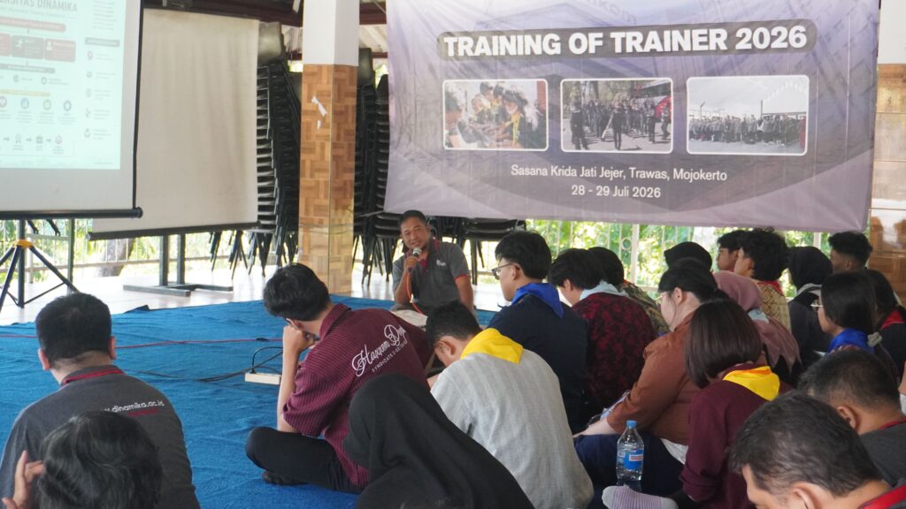 Training of Trainer (ToT) Orientasi Kehidupan Kampus (OKK) 2026 menjadi langkah awal Universitas Dinamika dalam menyiapkan mentor-mentor inspiratif yang akan mendampingi mahasiswa baru. Melalui kegiatan yang berlangsung pada 28–29 Juli 2026 di Sasana Krida Jati Jejer, Trawas, Mojokerto, para calon mentor dibekali kemampuan kepemimpinan, komunikasi, refleksi, dan kerja sama tim sebagai bekal menciptakan pengalaman orientasi yang edukatif, menyenangkan, sekaligus bermakna. Kegiatan ini juga menjadi bagian dari komitmen Universitas Dinamika dalam mendukung Sustainable Development Goals (SDGs), khususnya SDG 4 (Quality Education) melalui penguatan kualitas pendidikan, SDG 16 (Peace, Justice and Strong Institutions) melalui pembentukan karakter dan budaya organisasi, serta SDG 17 (Partnerships for the Goals) melalui kolaborasi antara mahasiswa, dosen, dan pimpinan universitas dalam membangun ekosistem pembelajaran yang positif.