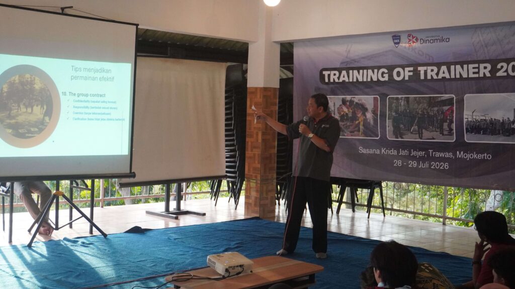 Training of Trainer (ToT) Orientasi Kehidupan Kampus (OKK) 2026 menjadi langkah awal Universitas Dinamika dalam menyiapkan mentor-mentor inspiratif yang akan mendampingi mahasiswa baru. Melalui kegiatan yang berlangsung pada 28–29 Juli 2026 di Sasana Krida Jati Jejer, Trawas, Mojokerto, para calon mentor dibekali kemampuan kepemimpinan, komunikasi, refleksi, dan kerja sama tim sebagai bekal menciptakan pengalaman orientasi yang edukatif, menyenangkan, sekaligus bermakna. Kegiatan ini juga menjadi bagian dari komitmen Universitas Dinamika dalam mendukung Sustainable Development Goals (SDGs), khususnya SDG 4 (Quality Education) melalui penguatan kualitas pendidikan, SDG 16 (Peace, Justice and Strong Institutions) melalui pembentukan karakter dan budaya organisasi, serta SDG 17 (Partnerships for the Goals) melalui kolaborasi antara mahasiswa, dosen, dan pimpinan universitas dalam membangun ekosistem pembelajaran yang positif.