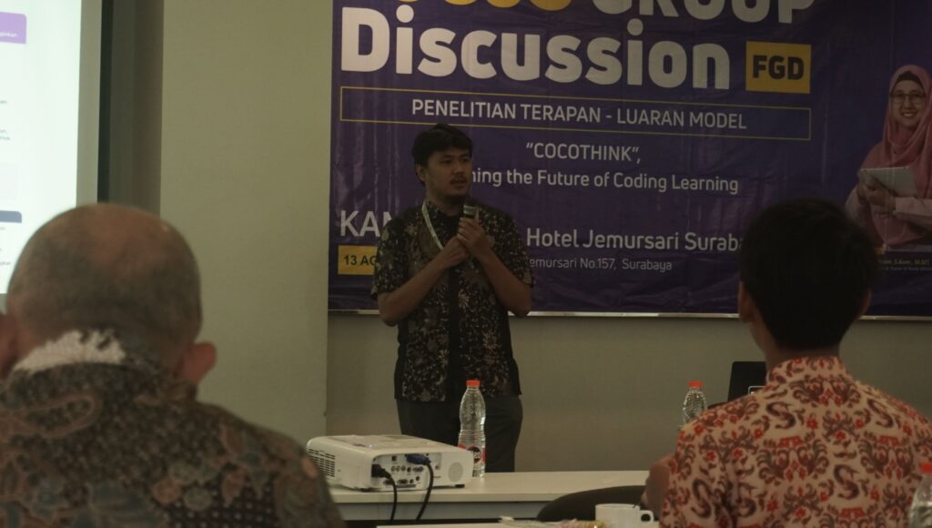 embelajaran coding tidak cukup hanya mengajarkan siswa bagaimana menulis kode. Lebih dari itu, siswa perlu belajar bagaimana memahami masalah, menyusun langkah penyelesaian, berpikir logis, dan menemukan solusi secara sistematis. Gagasan inilah yang menjadi perhatian tim peneliti dosen Program Studi S1 Pendidikan Teknologi Informasi (PTI) Universitas Dinamika melalui Focus Group Discussion (FGD) Cocothink: Designing the Future of Coding Learning, yang digelar Kamis, 13 Agustus 2026, di Cleo Hotel Jemursari Surabaya.
Kegiatan ini menjadi bagian dari penelitian “Cocothink: Pemodelan Framework Laravel menggunakan Greenfoot untuk Pembelajaran Koding dan Berpikir Komputasional Berbasis Gamifikasi”. Penelitian ini terlaksana dengan pendanaan dari Direktorat Penelitian dan Pengabdian kepada Masyarakat (DPPM), Kementerian Pendidikan Tinggi, Sains, dan Teknologi Republik Indonesia, dan bertujuan menghasilkan pemodelan platform Cocothink untuk pembelajaran coding berbasis gamifikasi yang aplikatif bagi siswa dan remaja, baik di lingkungan sekolah maupun komunitas belajar coding. Penelitian menggunakan pendekatan Design Thinking dan dilaksanakan pada Mei–Desember 2026. Penelitian ini dipimpin oleh Tri Sagirani, S.Kom., M.MT., bersama tim peneliti Prof. Dr. Bambang Hariadi, M.Pd., Panca Rahardiyanto, S.Kom., M.MT., Muhammad Risa Fahmi, S.Kom., M.Pd., Wawan Wahyudi Efendi, M.Pd., Dionisius Nanda Priyadi, dan Atika Ilma Yani.