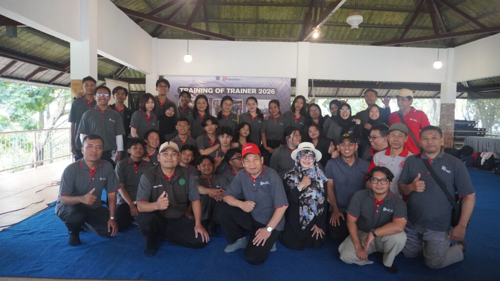 Training of Trainer (ToT) Orientasi Kehidupan Kampus (OKK) 2026 menjadi langkah awal Universitas Dinamika dalam menyiapkan mentor-mentor inspiratif yang akan mendampingi mahasiswa baru. Melalui kegiatan yang berlangsung pada 28–29 Juli 2026 di Sasana Krida Jati Jejer, Trawas, Mojokerto, para calon mentor dibekali kemampuan kepemimpinan, komunikasi, refleksi, dan kerja sama tim sebagai bekal menciptakan pengalaman orientasi yang edukatif, menyenangkan, sekaligus bermakna. Kegiatan ini juga menjadi bagian dari komitmen Universitas Dinamika dalam mendukung Sustainable Development Goals (SDGs), khususnya SDG 4 (Quality Education) melalui penguatan kualitas pendidikan, SDG 16 (Peace, Justice and Strong Institutions) melalui pembentukan karakter dan budaya organisasi, serta SDG 17 (Partnerships for the Goals) melalui kolaborasi antara mahasiswa, dosen, dan pimpinan universitas dalam membangun ekosistem pembelajaran yang positif.