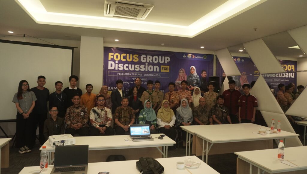 embelajaran coding tidak cukup hanya mengajarkan siswa bagaimana menulis kode. Lebih dari itu, siswa perlu belajar bagaimana memahami masalah, menyusun langkah penyelesaian, berpikir logis, dan menemukan solusi secara sistematis. Gagasan inilah yang menjadi perhatian tim peneliti dosen Program Studi S1 Pendidikan Teknologi Informasi (PTI) Universitas Dinamika melalui Focus Group Discussion (FGD) Cocothink: Designing the Future of Coding Learning, yang digelar Kamis, 13 Agustus 2026, di Cleo Hotel Jemursari Surabaya.
Kegiatan ini menjadi bagian dari penelitian “Cocothink: Pemodelan Framework Laravel menggunakan Greenfoot untuk Pembelajaran Koding dan Berpikir Komputasional Berbasis Gamifikasi”. Penelitian ini terlaksana dengan pendanaan dari Direktorat Penelitian dan Pengabdian kepada Masyarakat (DPPM), Kementerian Pendidikan Tinggi, Sains, dan Teknologi Republik Indonesia, dan bertujuan menghasilkan pemodelan platform Cocothink untuk pembelajaran coding berbasis gamifikasi yang aplikatif bagi siswa dan remaja, baik di lingkungan sekolah maupun komunitas belajar coding. Penelitian menggunakan pendekatan Design Thinking dan dilaksanakan pada Mei–Desember 2026. Penelitian ini dipimpin oleh Tri Sagirani, S.Kom., M.MT., bersama tim peneliti Prof. Dr. Bambang Hariadi, M.Pd., Panca Rahardiyanto, S.Kom., M.MT., Muhammad Risa Fahmi, S.Kom., M.Pd., Wawan Wahyudi Efendi, M.Pd., Dionisius Nanda Priyadi, dan Atika Ilma Yani.