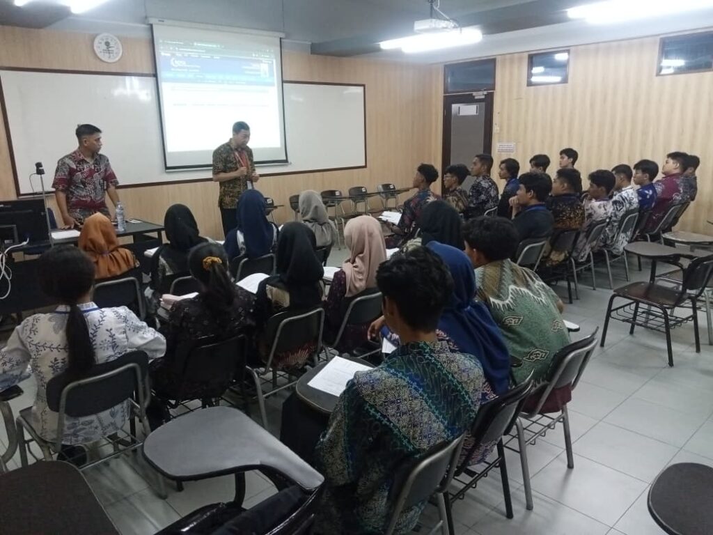 Pertemuan perdana mahasiswa baru S1 Pendidikan Teknologi Informasi (PTI) Universitas Dinamika dengan seluruh dosen menjadi awal yang hangat bagi mahasiswa angkatan pertama untuk mengenal lebih dekat keluarga besar program studi. Tidak hanya berkenalan dengan dosen dan lingkungan akademik, pertemuan ini juga menjadi ruang untuk menyampaikan pesan tentang pentingnya mengenal diri, membangun komunikasi, berani mencoba, serta memanfaatkan masa kuliah untuk bertumbuh menjadi pribadi yang memiliki kemampuan dan karya.
