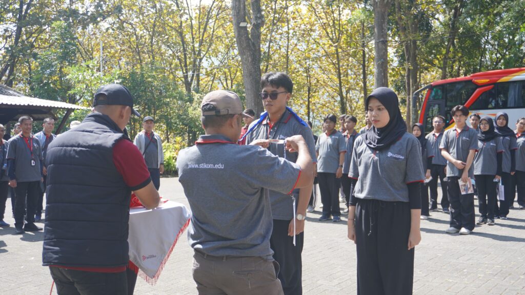 Training of Trainer (ToT) Orientasi Kehidupan Kampus (OKK) 2026 menjadi langkah awal Universitas Dinamika dalam menyiapkan mentor-mentor inspiratif yang akan mendampingi mahasiswa baru. Melalui kegiatan yang berlangsung pada 28–29 Juli 2026 di Sasana Krida Jati Jejer, Trawas, Mojokerto, para calon mentor dibekali kemampuan kepemimpinan, komunikasi, refleksi, dan kerja sama tim sebagai bekal menciptakan pengalaman orientasi yang edukatif, menyenangkan, sekaligus bermakna. Kegiatan ini juga menjadi bagian dari komitmen Universitas Dinamika dalam mendukung Sustainable Development Goals (SDGs), khususnya SDG 4 (Quality Education) melalui penguatan kualitas pendidikan, SDG 16 (Peace, Justice and Strong Institutions) melalui pembentukan karakter dan budaya organisasi, serta SDG 17 (Partnerships for the Goals) melalui kolaborasi antara mahasiswa, dosen, dan pimpinan universitas dalam membangun ekosistem pembelajaran yang positif.