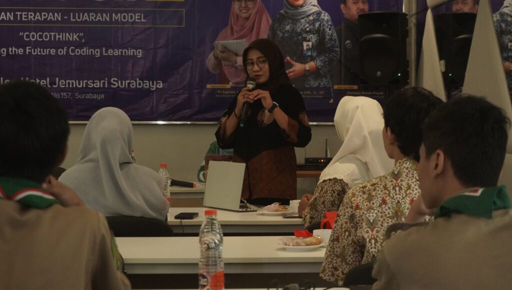 embelajaran coding tidak cukup hanya mengajarkan siswa bagaimana menulis kode. Lebih dari itu, siswa perlu belajar bagaimana memahami masalah, menyusun langkah penyelesaian, berpikir logis, dan menemukan solusi secara sistematis. Gagasan inilah yang menjadi perhatian tim peneliti dosen Program Studi S1 Pendidikan Teknologi Informasi (PTI) Universitas Dinamika melalui Focus Group Discussion (FGD) Cocothink: Designing the Future of Coding Learning, yang digelar Kamis, 13 Agustus 2026, di Cleo Hotel Jemursari Surabaya.
Kegiatan ini menjadi bagian dari penelitian “Cocothink: Pemodelan Framework Laravel menggunakan Greenfoot untuk Pembelajaran Koding dan Berpikir Komputasional Berbasis Gamifikasi”. Penelitian ini terlaksana dengan pendanaan dari Direktorat Penelitian dan Pengabdian kepada Masyarakat (DPPM), Kementerian Pendidikan Tinggi, Sains, dan Teknologi Republik Indonesia, dan bertujuan menghasilkan pemodelan platform Cocothink untuk pembelajaran coding berbasis gamifikasi yang aplikatif bagi siswa dan remaja, baik di lingkungan sekolah maupun komunitas belajar coding. Penelitian menggunakan pendekatan Design Thinking dan dilaksanakan pada Mei–Desember 2026. Penelitian ini dipimpin oleh Tri Sagirani, S.Kom., M.MT., bersama tim peneliti Prof. Dr. Bambang Hariadi, M.Pd., Panca Rahardiyanto, S.Kom., M.MT., Muhammad Risa Fahmi, S.Kom., M.Pd., Wawan Wahyudi Efendi, M.Pd., Dionisius Nanda Priyadi, dan Atika Ilma Yani.
