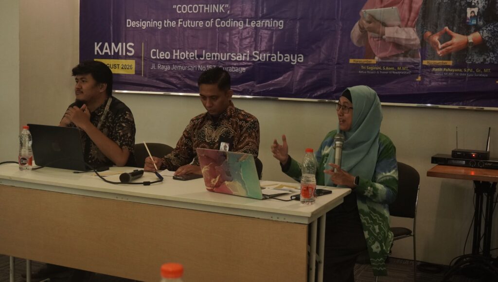embelajaran coding tidak cukup hanya mengajarkan siswa bagaimana menulis kode. Lebih dari itu, siswa perlu belajar bagaimana memahami masalah, menyusun langkah penyelesaian, berpikir logis, dan menemukan solusi secara sistematis. Gagasan inilah yang menjadi perhatian tim peneliti dosen Program Studi S1 Pendidikan Teknologi Informasi (PTI) Universitas Dinamika melalui Focus Group Discussion (FGD) Cocothink: Designing the Future of Coding Learning, yang digelar Kamis, 13 Agustus 2026, di Cleo Hotel Jemursari Surabaya.
Kegiatan ini menjadi bagian dari penelitian “Cocothink: Pemodelan Framework Laravel menggunakan Greenfoot untuk Pembelajaran Koding dan Berpikir Komputasional Berbasis Gamifikasi”. Penelitian ini terlaksana dengan pendanaan dari Direktorat Penelitian dan Pengabdian kepada Masyarakat (DPPM), Kementerian Pendidikan Tinggi, Sains, dan Teknologi Republik Indonesia, dan bertujuan menghasilkan pemodelan platform Cocothink untuk pembelajaran coding berbasis gamifikasi yang aplikatif bagi siswa dan remaja, baik di lingkungan sekolah maupun komunitas belajar coding. Penelitian menggunakan pendekatan Design Thinking dan dilaksanakan pada Mei–Desember 2026. Penelitian ini dipimpin oleh Tri Sagirani, S.Kom., M.MT., bersama tim peneliti Prof. Dr. Bambang Hariadi, M.Pd., Panca Rahardiyanto, S.Kom., M.MT., Muhammad Risa Fahmi, S.Kom., M.Pd., Wawan Wahyudi Efendi, M.Pd., Dionisius Nanda Priyadi, dan Atika Ilma Yani.