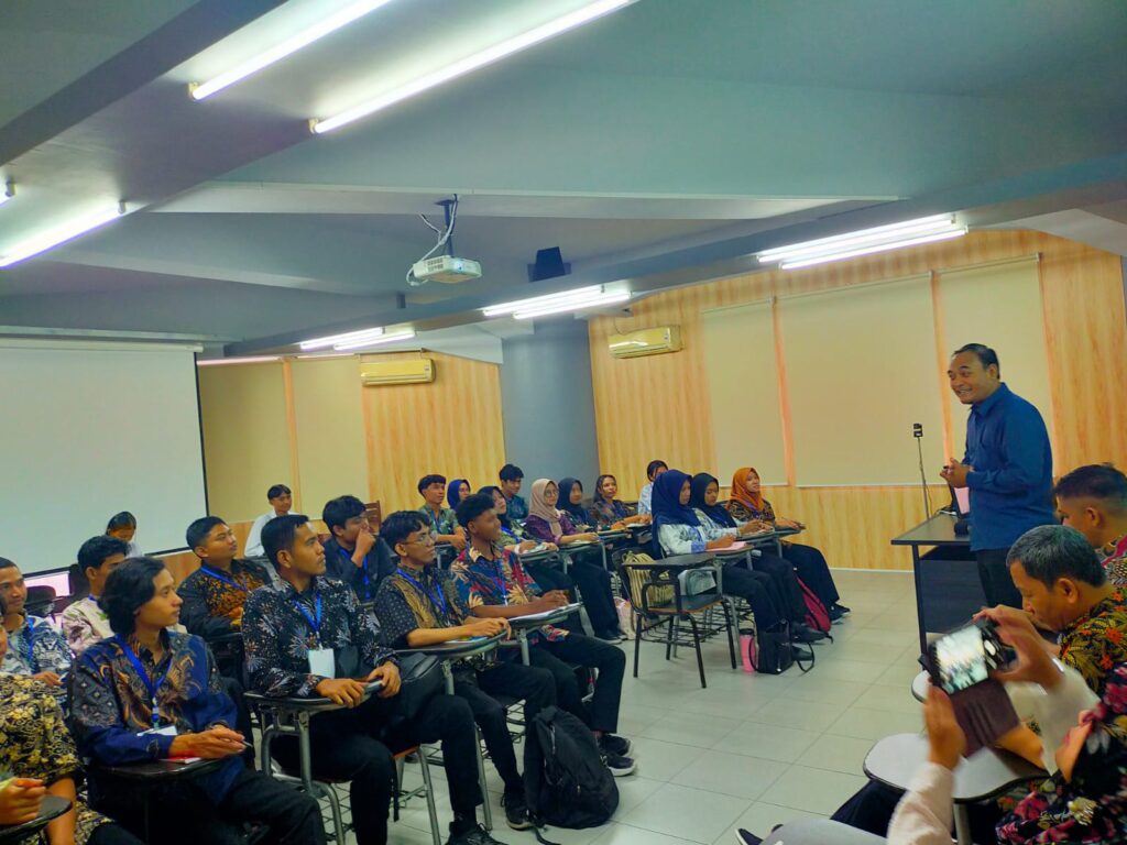 Pertemuan perdana mahasiswa baru S1 Pendidikan Teknologi Informasi (PTI) Universitas Dinamika dengan seluruh dosen menjadi awal yang hangat bagi mahasiswa angkatan pertama untuk mengenal lebih dekat keluarga besar program studi. Tidak hanya berkenalan dengan dosen dan lingkungan akademik, pertemuan ini juga menjadi ruang untuk menyampaikan pesan tentang pentingnya mengenal diri, membangun komunikasi, berani mencoba, serta memanfaatkan masa kuliah untuk bertumbuh menjadi pribadi yang memiliki kemampuan dan karya.