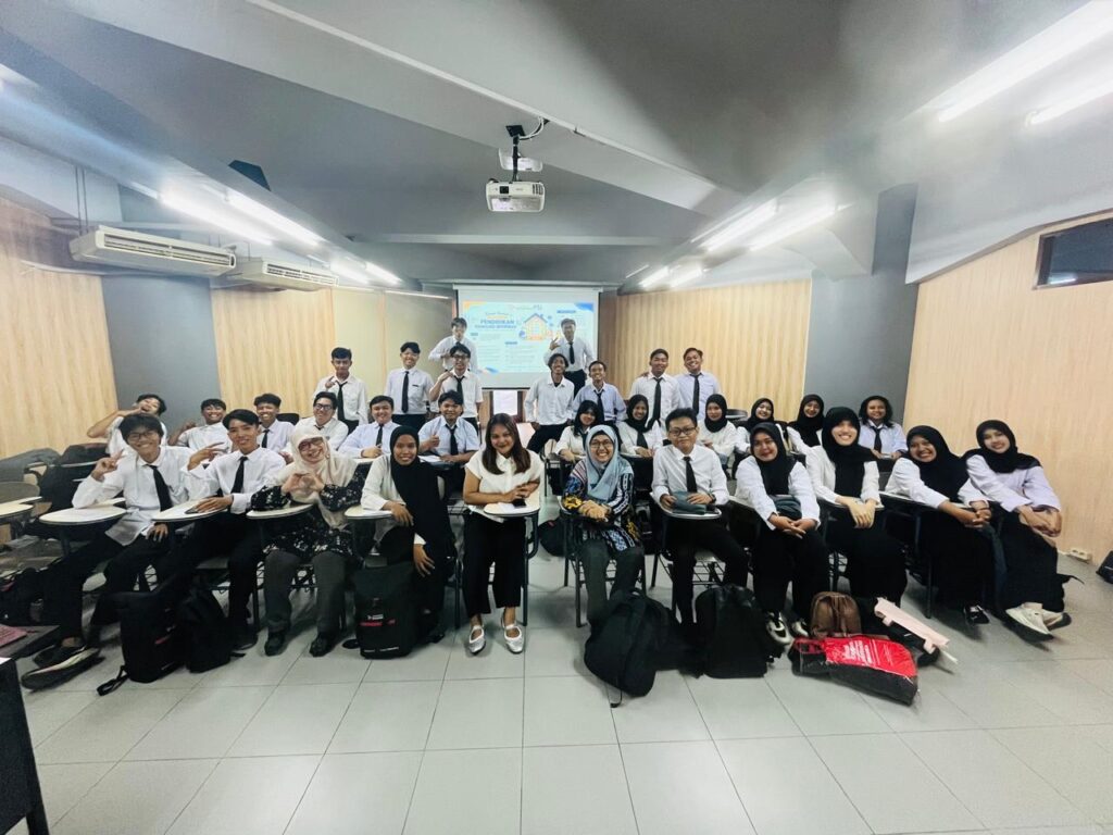 Kabar bahagia datang dari Program Studi S1 Pendidikan Teknologi Informasi (PTI) Universitas Dinamika, di tahun pertama penyelenggaraannya, S1 PTI resmi memperoleh status Terakreditasi Pertama dari Lembaga Akreditasi Mandiri Kependidikan (LAMDIK). Pada saat yang sama, kehadiran mahasiswa baru angkatan 2026 juga menunjukkan respons yang menggembirakan karena jumlah mahasiswa baru telah melampaui target yang ditetapkan pada tahun pertama. Dua kabar baik ini menjadi momentum penting bagi keluarga besar S1 PTI untuk semakin bersemangat membangun prestasi melalui pelaksanaan Tri Dharma Perguruan Tinggi sekaligus menyiapkan langkah menuju Akreditasi Unggul dalam dua tahun mendatang.

